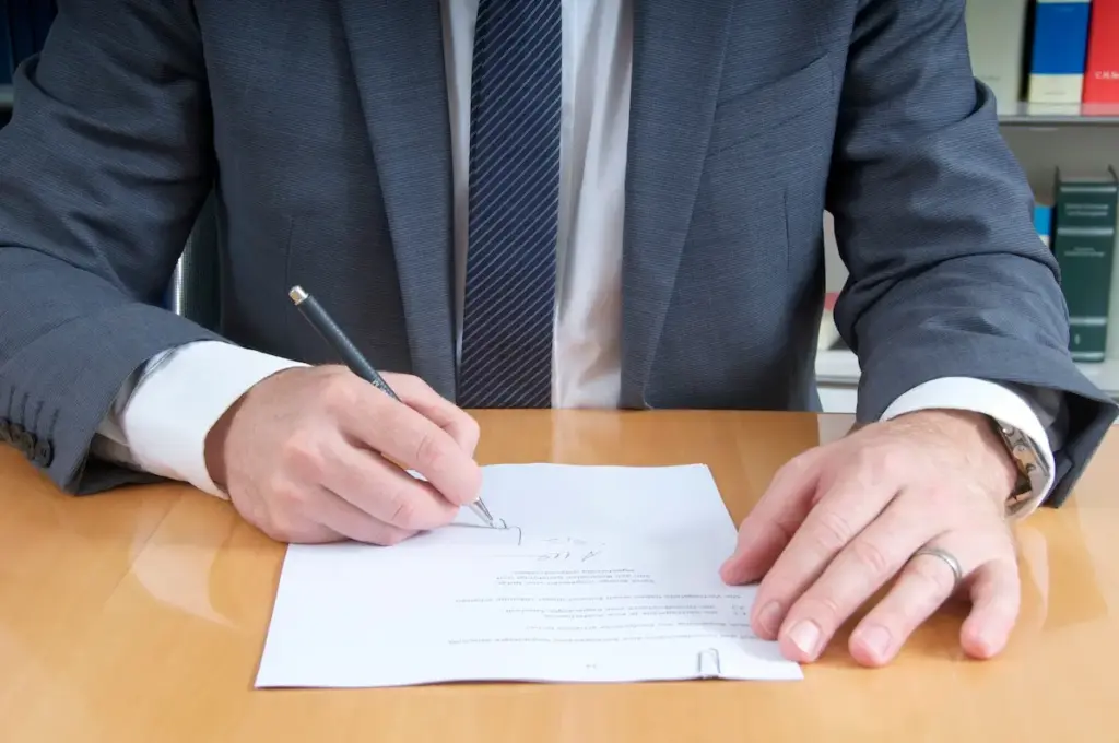 Mann kauft eine Vorratsgesellschaft beim Notartermin