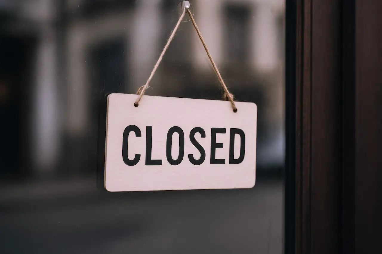 GmbH schließen mit Schild